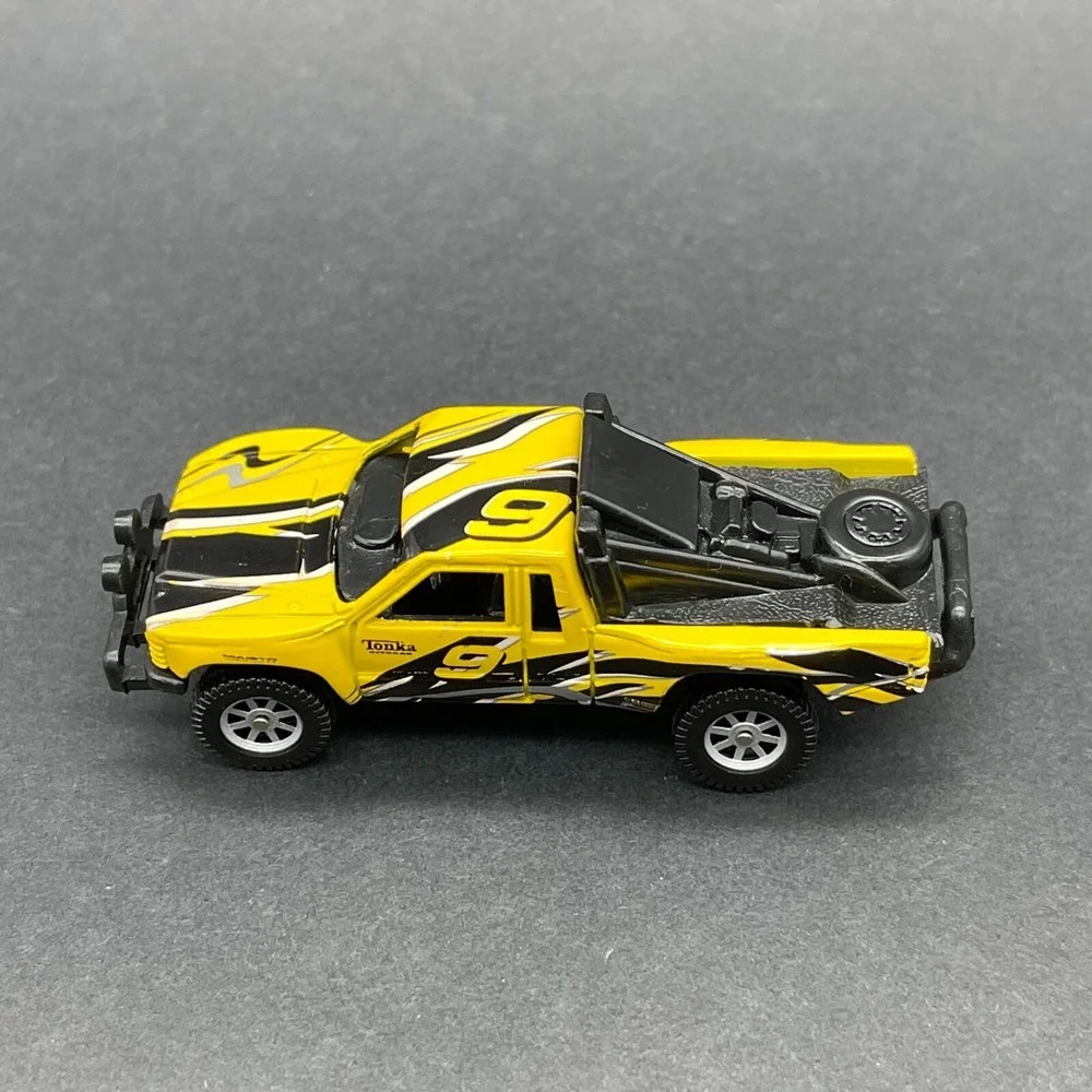 Maisto Tonka '86 Toyota SR5 Prerunner Pickup Truck Yellow 1/64 WorkingSuspension
